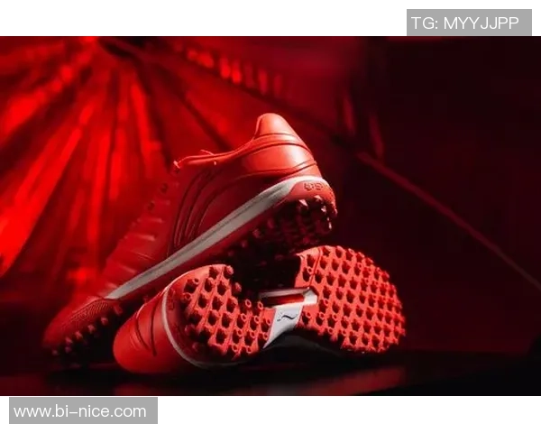 足球明星滑草皮新玩法保护膝盖运动安全新趋势