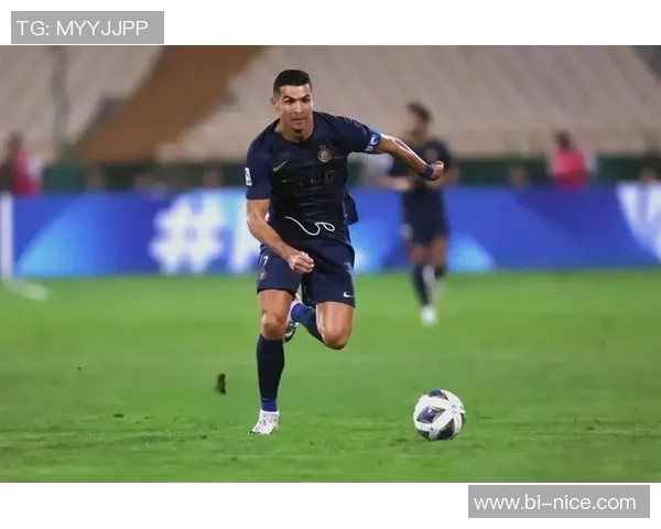 足球明星月收入揭秘:谁是收入最高的球员及其背后的商业价值分析 足球明星月收入揭秘:谁是收入最高的球员及其背后的商业价值分析